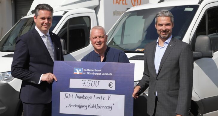 Swen Heckel (links), Sprecher des Vorstands, Michael Geier (Mitte), Vorstand der Tafel und Florian Klein, Bereichsleitung Region Süd, bei der Scheckübergabe.