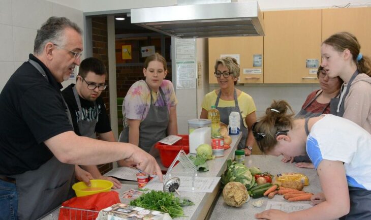 Teilnehmerinnen und Teilnehmer des Kochkurses übten mit dem ehrenamtlichen Spitzenkoch Jürgen Beyer und der Heilpädagogischen Lehrerin Sabine Hegendörfer-Schmidt in ihrer Freizeit an sechs Nachmittagen für das Pop-up-Restaurant.