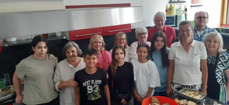 Die Projektbeteiligten an der Geschwister-Scholl-Mittelschule freuen sich über das gesunde Frühstück.
