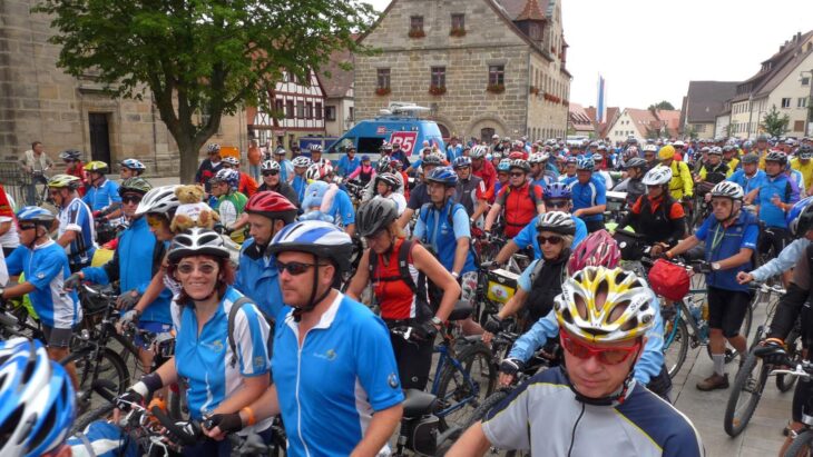 Die Veranstaltung ist stets gut besucht: Im Jahr 2010 fluteten die Teilnehmer der BR-Radltour die Hauptstraße in Altdorf.