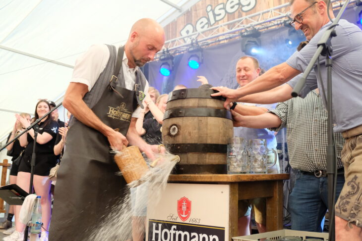 Sebastian Martin, Bürgermeister von Feuchts Partnergemeinde Crottendorf, eröffnete die Feuchter Kärwa mit dem Bieranstich.