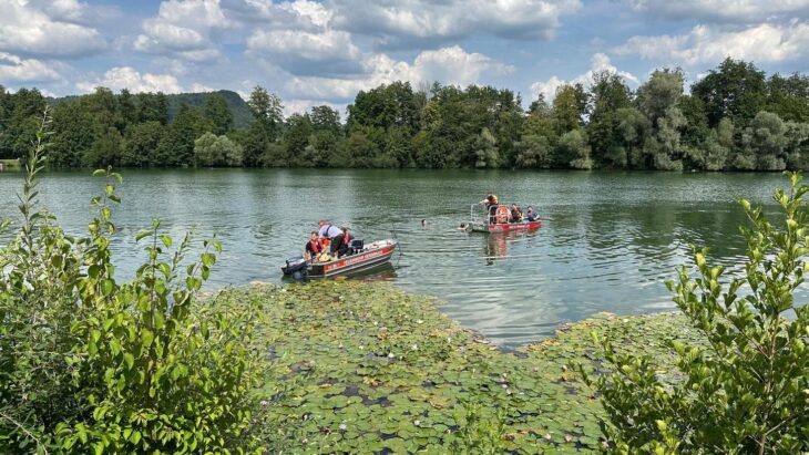 Rettungskräfte suchten den Happurger Baggersee nach dem verunglückten Schwimmer ab.