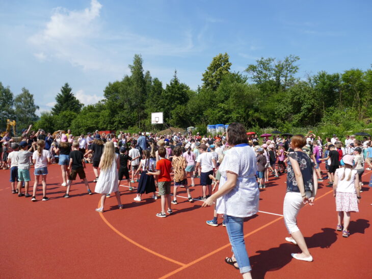 So sieht es aus, wenn eine ganze Schule tanzt und die Eltern am Rand des Geschehens mitarbeiten.