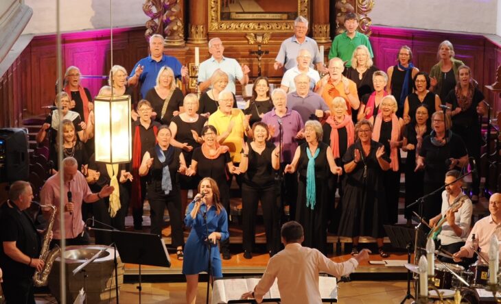 Der Gospelchor „Vocal Sound of Praise“ feierte in der Laufer Johanniskirche sein 30-jähriges Bestehen mit einem Konzert. Unterstützt wurde er dabei auch von Sängerin Judith Geissler (vorne in Blau) und einigen Musikern.