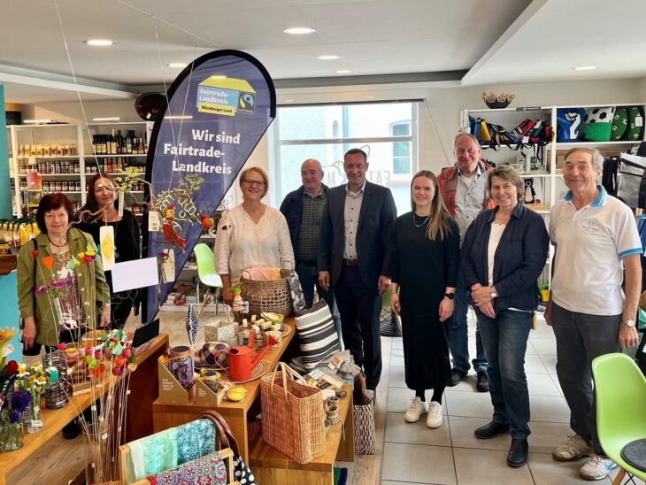 Von links: Die Steuerungsgruppe vertreten durch Margit Kiessling, Ulrike Luber, Christine Schaller, Thomas Reichelsdorfer, Landrat Armin Kroder, Regionalmanagerin Alena Endres, Ralf Weiß, Betty Schmidt und Hans Zeller traf sich im Fair & Mehr Eine-Welt-Laden Kolibri.