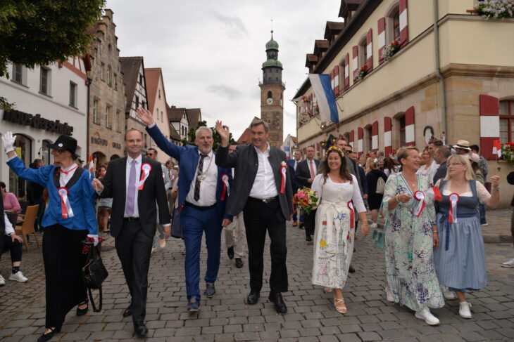 Durch Lauf zog am Sonntag wieder ein bunter Festzug – hinauf zum Reigenplatz. Mit dabei war diesmal ein Ehrengast: Ministerpräsident Markus Söder.