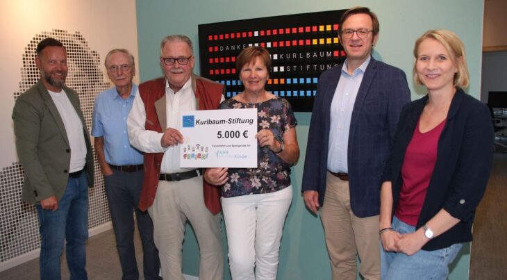 Tino Städtler (ASB), Frank Wimmer (Kurlbaum-Stiftung), Bruno Schmidt (ASB), Heidi Sponsel und Achim Stötzner (beide Kurlbaum-Stiftung) sowie Talulah-Projektleiterin Anne-Margret Wild bei der Scheckübergabe (von links).