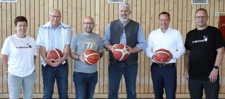 Zur Jubiläumsfeier der Laufer Basketballer begrüßte Abteilungsleiterin Katrin Reichert als Gäste unter anderem (v. li.) Wolfgang Locke, Felix Locke, Thomas Lang und Armin Kroder.