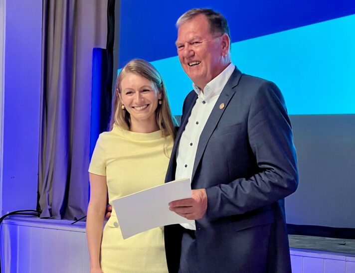 Prüferin Maria Zollner überreicht Heinz Meyer die goldene Ehrennadel des Genossenschaftsverbands.
