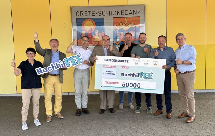 Freuen sich über die Spende von Norbert Fackelmann (v. l. n. r.): Regina Triebs (Mehrgenerationenhaus/Caritas Nürnberger Land), Schulamtsdirektor Joachim Schnabel, Dr. Michael Groß (Vorstand des Caritasverbands im Landkreis Nürnberger Land e.V.), Unternehmer Norbert Fackelmann, Franz Altmann (Leiter der Grete-Schickedanz-Mittelschule Hersbruck), Alexander Wexler (Unternehmer aus Lauf und Initiator des Projekts NachhilFEE), Landrat Armin Kroder und Bürgermeister Robert Ilg (Hersbruck).