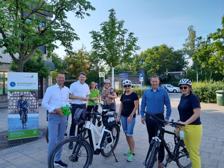 Claus Eitel von der AOK, Bürgermeister Thomas Wittmann, Verena Loibl und Landrat Armin Kroder (von links) zusammen mit drei Pendlerinnen.