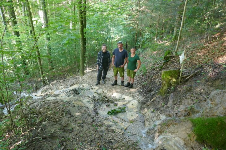 Susanne Beyer von der Unteren Naturschutzbehörde sowie Thomas und Christina Thumann vom ausführenden Garten- und Landschaftsbau Unternehmen (von links) bei den Arbeiten in der Hersbrucker Alb.