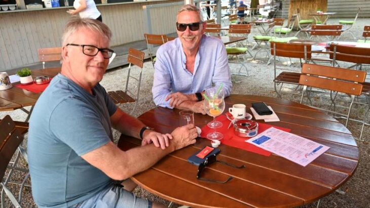 Uwe Winkler und Götz Reichel sind unter den ersten Gästen im Biergarten Unterer Markt.