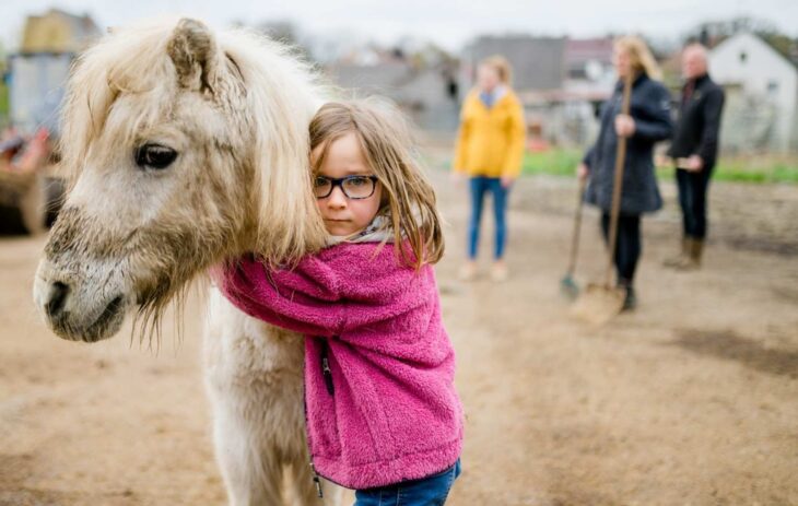 Jule hat einen großen Traum: Sie möchte Ferien auf dem Bauernhof gemeinsam mit den anderen Kindern aus ihrer Gruppe machen. Einfach mal raus und einfach mal Kind sein, mutig, frei und unbeschwert.