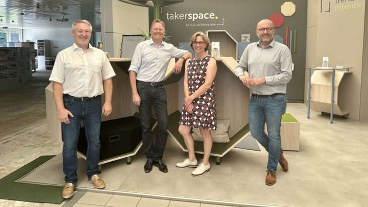 MdL Norbert Dünkel (2.v.l.) und Schulamtsleiter Joachim Schnabel (l.) zeigten sich von dem takerspace-Konzept von Geschäftsführer Dr. Christian Hilz (r.) und Ideengeberin Ulrike Hölzel (2.v.r.) überzeugt.