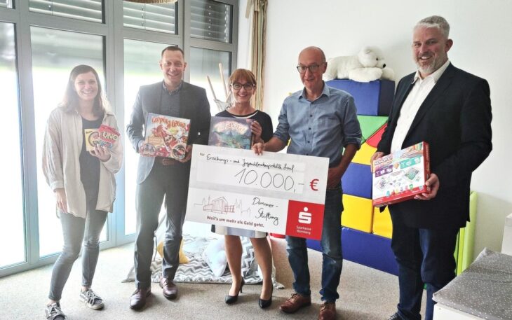 Ekkehard Lorenz von der Dommer-Stiftung (2. v. re.) bei der Übergabe des Schecks an Sonja Rapp von der Erziehungs- und Jugendberatungsstelle und Elke Kaufmann von der Diakonie. Auch freuten sich Landrat Armin Kroder und Laufs Bürgermeister Thomas Lang.