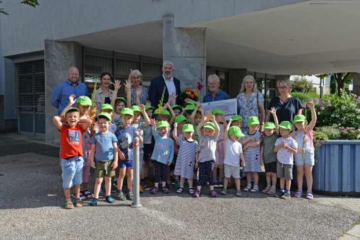 Die Kinder aus der städtischen Kita Simonshofen mit Michael Meye, dem Leiter des Fachbereichs Kultur, Freizeit, Ehrenamt und Tourismus, Paula Vogl aus dem Fachbereich Bildung und Familie, Kita-Leitung Heike Wolf, Bürgermeister Thomas Lang, der letzte Vereinsvorsitzende Gerhard Häffner, die frühere Vereinsvorsitzende Ulrike Schindler und Erzieherin Michaela Dornauer aus der Kita Simonshofen (von links).