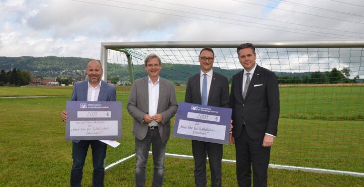 Freuen sich mit den Kindern über die neuen Tore auf dem Ellenbacher Fußballplatz: Hörluchs-Geschäftsführer Thomas Meyer, Bürgermeister Robert Ilg sowie von der Raiffeisenbank im Nürnberger Land Martin Müller (Bereichsleiter Region Nord) und Vorstandssprecher Swen Heckel (von links).