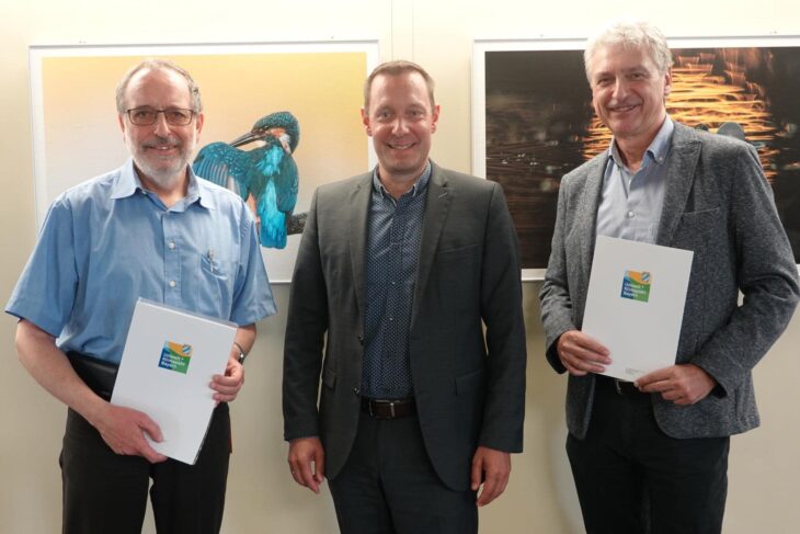Landrat Armin Kroder mit Vertretern der Atotech Deutschland GmbH und der TBG Pegnitz-Beton GmbH&Co.KG bei der Übergabe des Umweltpakts.