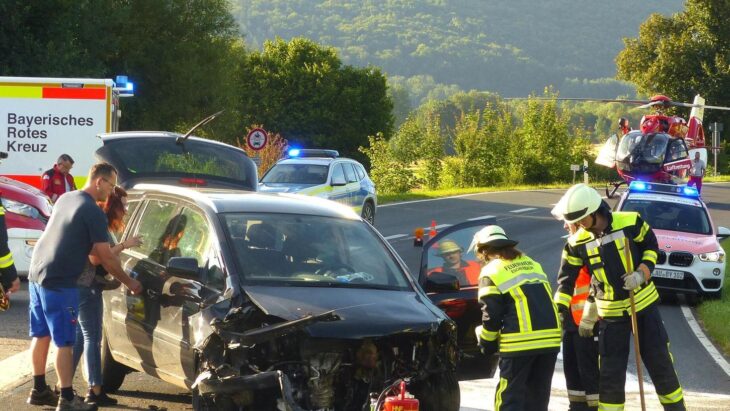 Das Bild zeigt den Zafira, der nach dem Unfall mitten auf der Spur liegenblieb, und die Rettungsfahrzeuge im Hintergrund.