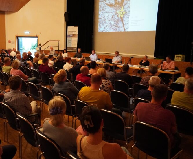 Über 200 interessierte Bürger kamen in die Feuchter Reichswaldhalle, um bei der Infoveranstaltung zur kommunalen Wärmeplanung dabei zu sein.