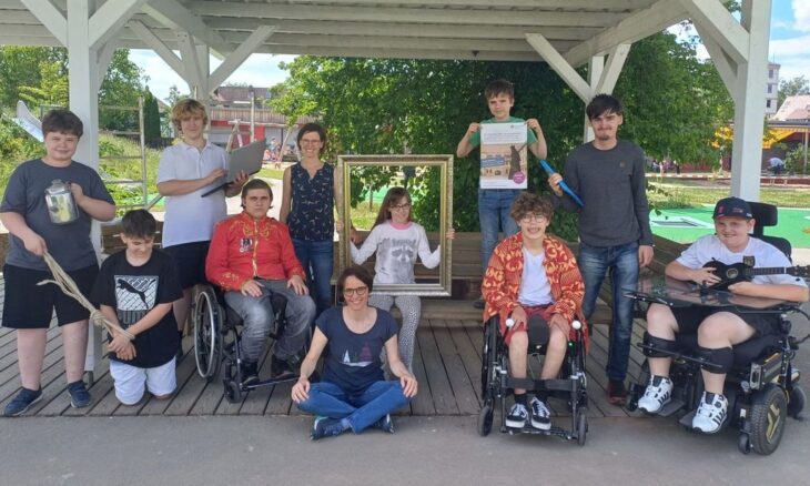 Der große Auftritt steht bevor. Die Kinder und Jugendlichen der Altdorfer Theatergruppe freuen sich mit den Leiterinnen Susanne Abel und Verena Hofmann darauf, „Der einsame König“ aufzuführen.