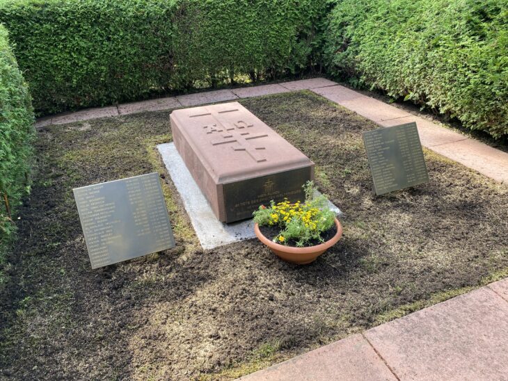 Die Friedhofsverwaltung der Stadt Lauf hat die Grabstätte zur Erinnerung an die in Lauf während des Zweiten Weltkriegs eingesetzten Zwangsarbeiter neu gestaltet.