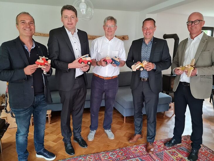 Von Links:  Leiter der Wirtschaftsförderung Frank Richartz, Bürgermeister Thomas Wittmann, Unternehmer Peter Jaensch, Landrat Armin Kroder und Leiter der Kreisentwicklung Bernd Hölzel bei Holler Poller Holzspielzeug.