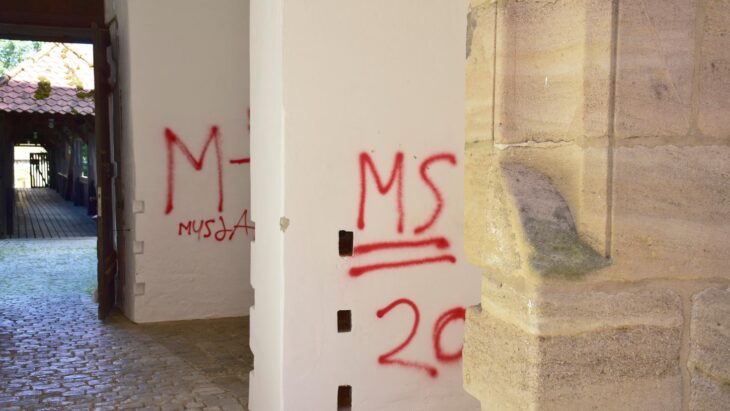 Unter anderem in der Kaiserburg tobten sich die Unbekannten aus – mit roter Farbe hinterließen sie mehrere Schriftzüge.