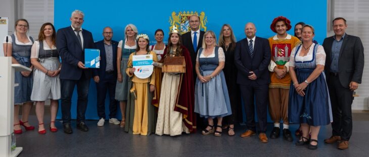 Eine Delegation aus dem Landkreis nahm die Urkunde im Heimatministerium entgegen. Mit von der Partie war auch Kaiserin Kunigunde.