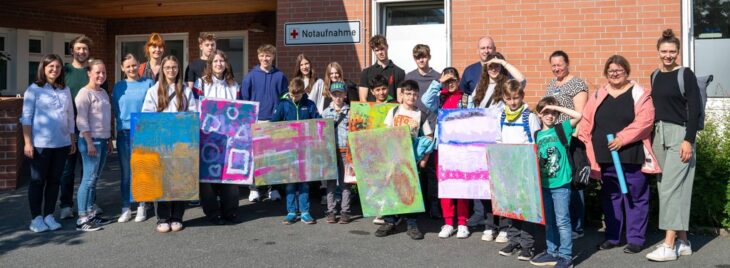 Die Dritt- und Neuntklässler der Richard-Glimpel-Förderschule und der Oskar-Sembach-Realschule haben ihre farbenfrohen Werke gemeinsam beim Laufer Krankenhaus vorbeigebracht.