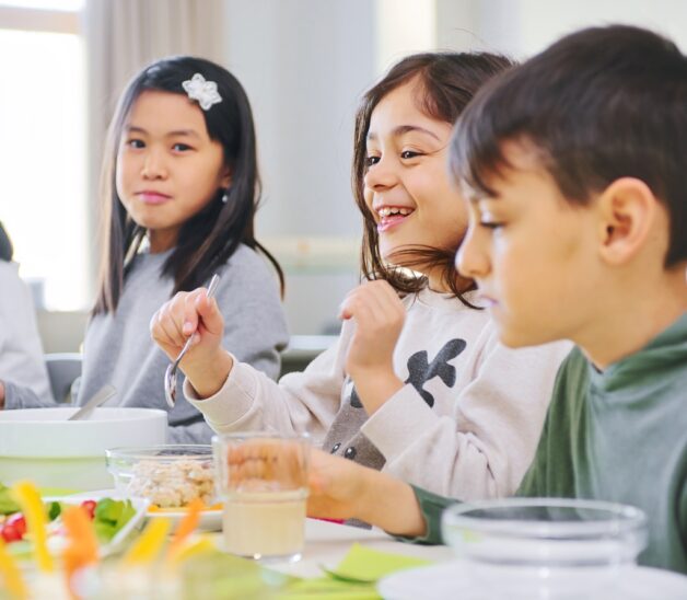 Gemütlich frühstücken ist in vielen Familien nicht selbstverständlich. Deswegen will die Grundschule Altdorf ab dem Schuljahr 2024/25 zwei Mal pro Woche ein gesundes Schulfrühstück anbieten.