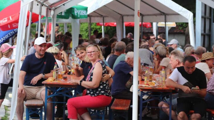 Viele Besucher kamen zum Backofenfest in Rückersdorf.