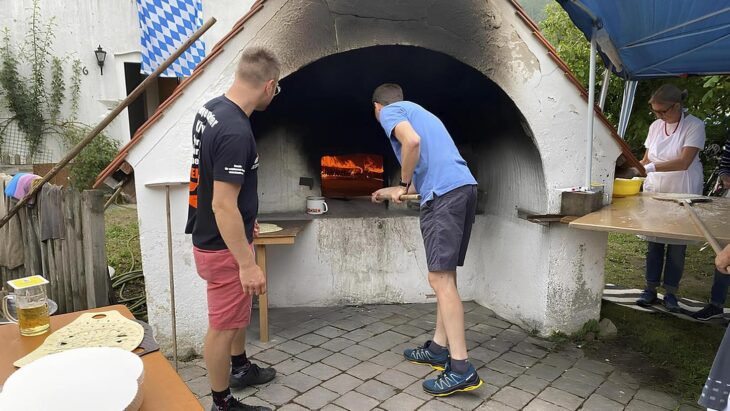 Beim Einschießen der Leckereien helfen die Mitglieder des Gemeinderats.