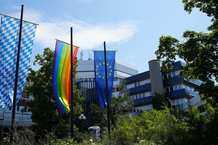 Seit Mittwoch weht eine Regenbogenflagge vor dem Amtsgebäude.