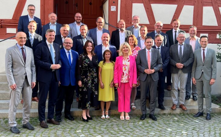 Gruppenfoto der fränkischen Landräte mit der Regierungspräsidentin und den Regierungspräsidenten aus Mittel-, Ober- und Unterfranken am Rande der Bezirksverbände-Sitzung des Bayerischen Landkreistages in Wolframs-Eschenbach.