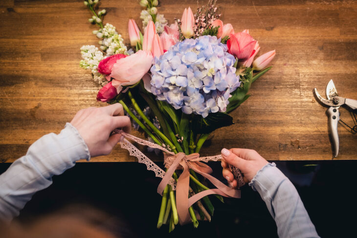 Für das kreative Binden vom Blumenstrauß bekommen
Floristinnen jetzt mehr Geld. Darauf hat die Floristik-Gewerkschaft IG BAU hingewiesen.
