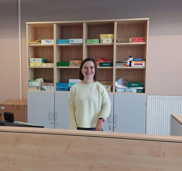 Der Copyshop der Wichernhaus Werkstätten, in dem auch Corinna Pflier arbeitet, hat neue Möbel und einen frischen Anstrich erhalten.