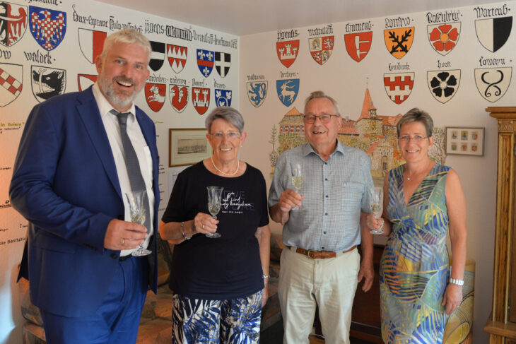 Das Ehepaar Kraft, das seit 60 Jahren verheiratet ist, freute sich über den Besuch von Laufs Bürgermeister Thomas Lang (links) und Tochter Sylvia Neubing.