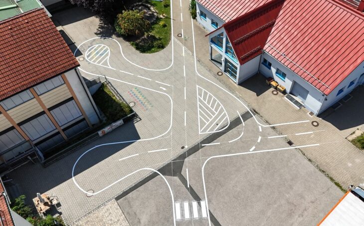 Damit die Kinder das Fahrsicherheitstraining nicht mehr im Slalom um Hütchen absolvieren müssen, wurde nun auf den Boden eine Übungsstrecke aufgebracht, die reale Verkehrssituationen beinhaltet.