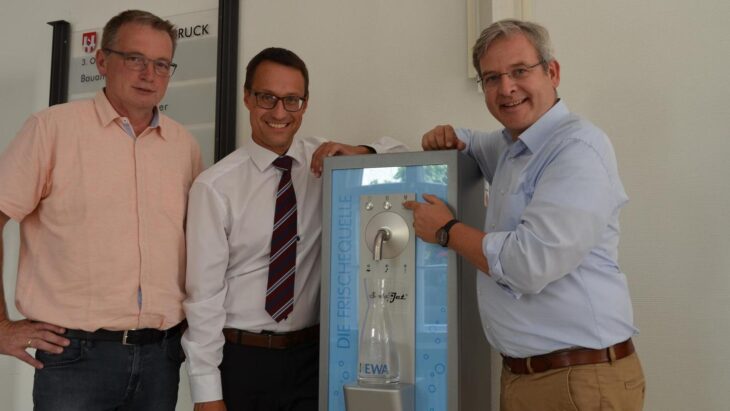 Das Bild zeigt 2. Bürgermeister Peter Uschalt, Hewa-Geschäftsführer Harald Kiesl und Bürgermeister Robert Ilg (von links) bei der offiziellen Inbetriebnahme des Wasserspenders im Rathaus.
