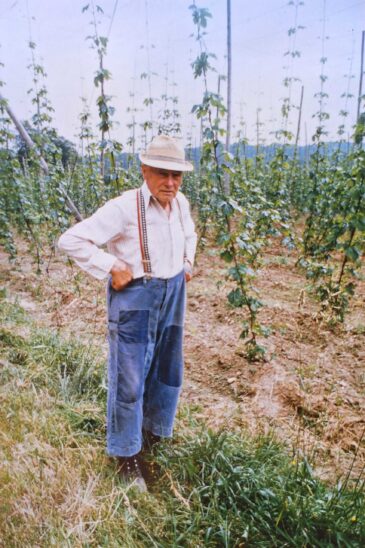 Dieses Foto aus dem Jahr 1986 zeigt Hopfenbauer Johann Deinzer aus Siglitzhof.