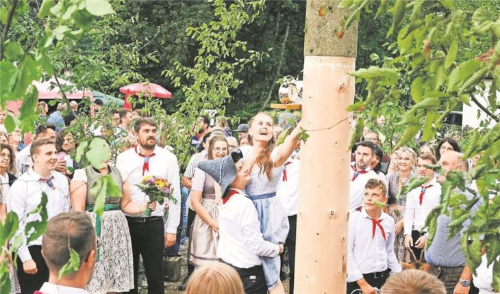 Marcel Hock und Lea-Marie Kirschner durften als neues Oberkirwapaar die Geschenke vom Baum holen.