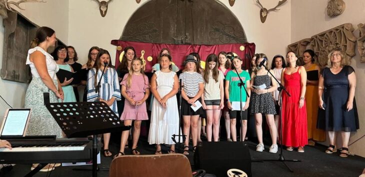 Gleich drei Chöre des Gesangverein 1848 Neunhof e.V., hier der Jugendchor Klangkraft, sind in Neunhof im Welserschloss bei einem Konzert aufgetreten.