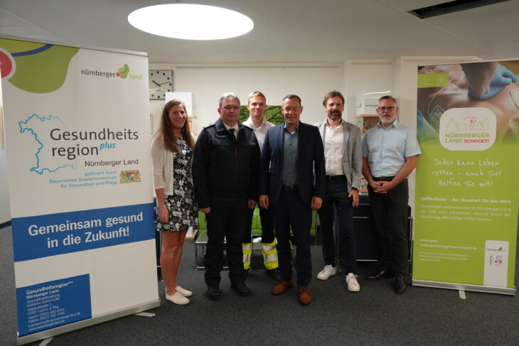 Katharina Eichenmüller (Gesundheitsregionplus), Thorsten Brunner (Feuerwehren Nürnberger Land), Marc Clemenz (ASB Nürnberger Land), Landrat Armin Kroder, Markus Deyhle (BRK Nürnberger Land) und Klaus Meyer (AGNF) (von links).