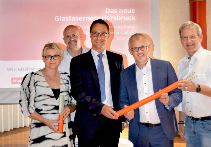 Zusammenarbeit für den Glasfaserausbau in Hersbruck (v. l.): Susi Bisping, Martin Dorn, Harald Kiesl, Johannes Bisping und Robert Ilg.