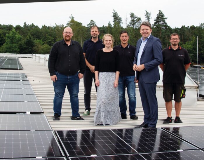 Stefan Macher (Firma MFC), Schwaigs Bürgermeister Thomas Wittmann, Christian Falk (Firma MFC), Klima- und Umweltschutzbeauftragte Katharina Pöhler, Timo Günther (Firma Günther) und Fabian Huber (Firma Günther) auf dem Dach mit der neuen Photovoltaikanlage.