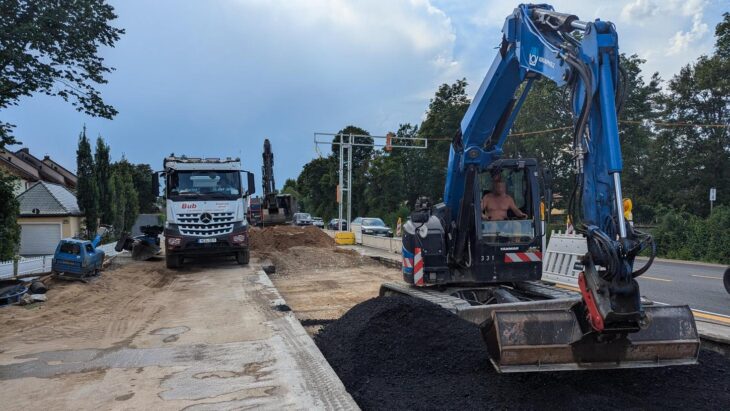 Die neuen Rohre für die Rannaleitung liegen hier bereits im Boden, nun wird der Bereich zwischen der Einfahrt zum Rainwiesenweg (im Bild) und der Autobahnauffahrt asphaltiert