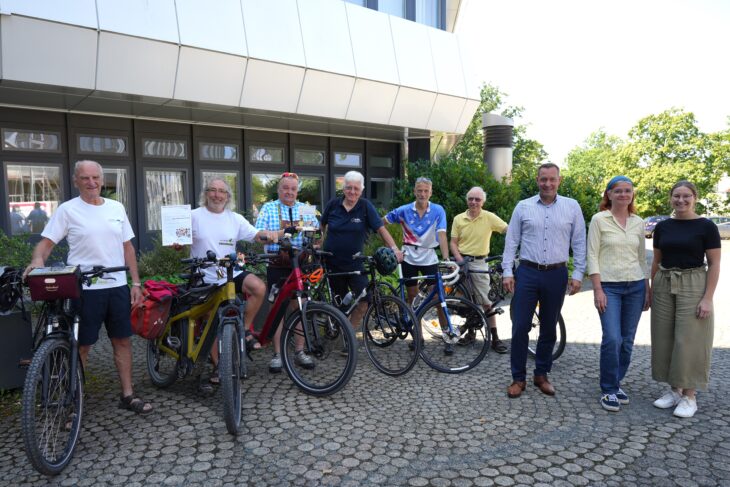 Die Radwegpaten Gerhart Wild, Wolfgang Loos, Werner Schneider, Richard Hörner, Bernhard Wöll und Ehrenfried Vogel zusammen mit Landrat Armin Kroder, der Radverkehrsbeauftragten Verena Loibl und Carla Seyerlein vom Nürnberger Land Tourismus (von links).