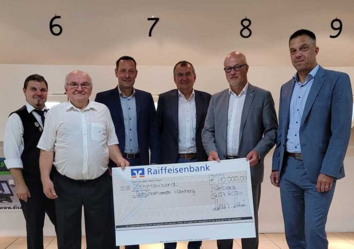 Bei der Eröffnung des Schießstandes (von links): Zweiter Schützenmeister Christopher Holzammer, Heinz Holzammer, Armin Kroder, Günter Nedvidek sowie Paul Hartl und Silvio Klein, die Vorstände der Raiffeisenbank Oberferrieden-Burgthann.